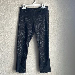 Triangle patterned LULULEMON leggings (capri)(4)